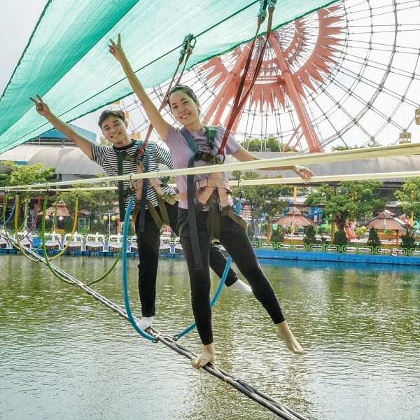 Đu dây qua hồ